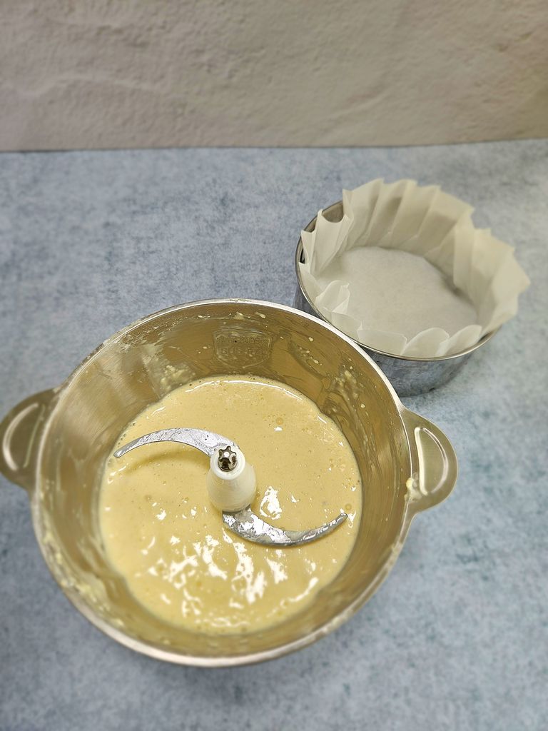 Smooth blended cheesecake batter Blended batter