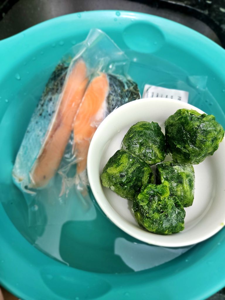Defrosting salmon is easy, just dump it (with the package) in water Defrosting salmon