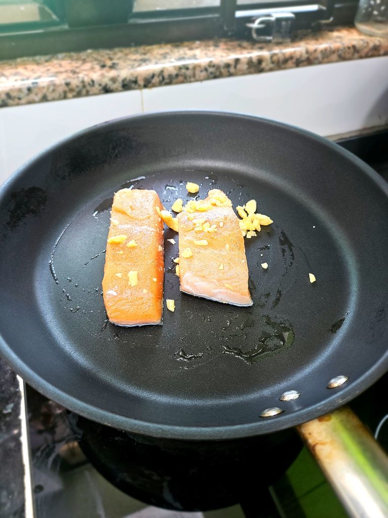 Searing the salmon fillet Searing salmon