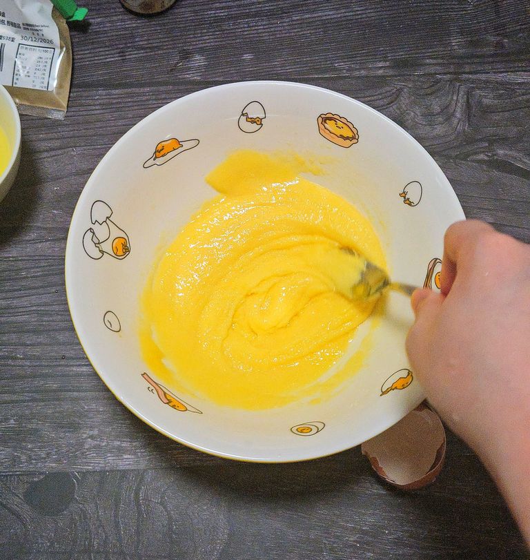 Whisked egg yolks and sugar until smoother and lighter Mix egg yolk and sugar