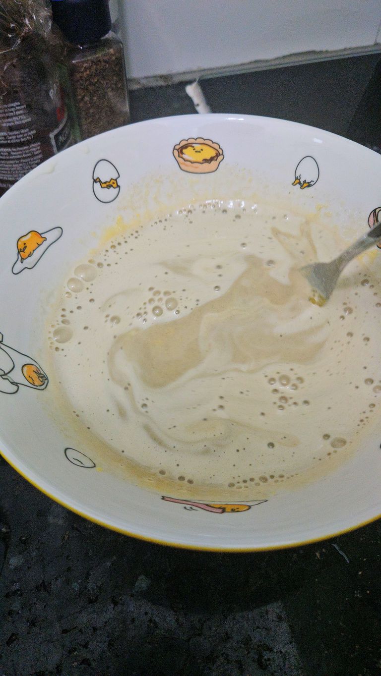 Tempering the egg yolks with the warm hojicha mixture Mix mixture into egg sugar