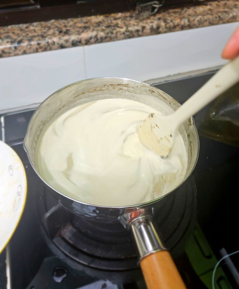 Cooking the hojicha custard gently while stirring Stir while cooking