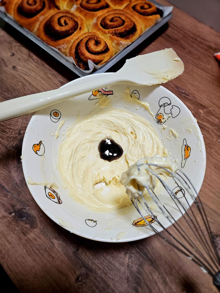 The vanilla extract I used contains vanilla flecks, that's why you see black dot in my glaze Adding vanilla to the glaze