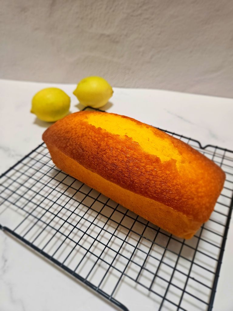 Lemon cream cheese pound cake that make the house smells so good. Lemon cream cheese pound cake