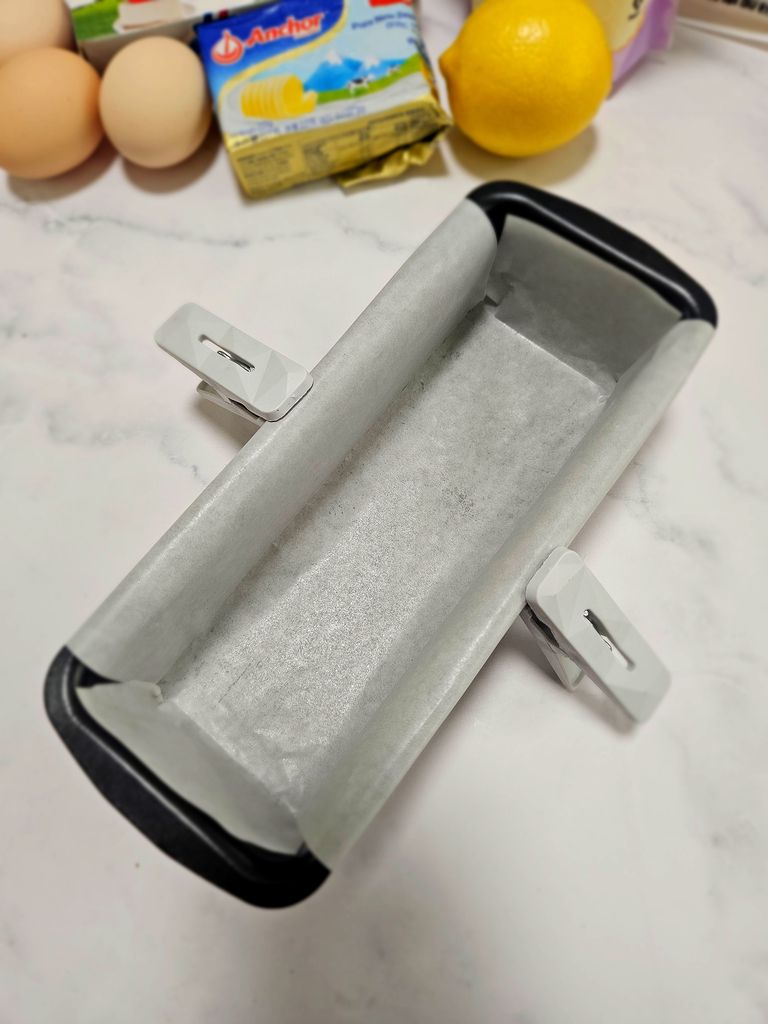 Prepare the tin with parchment paper Prepare the tin