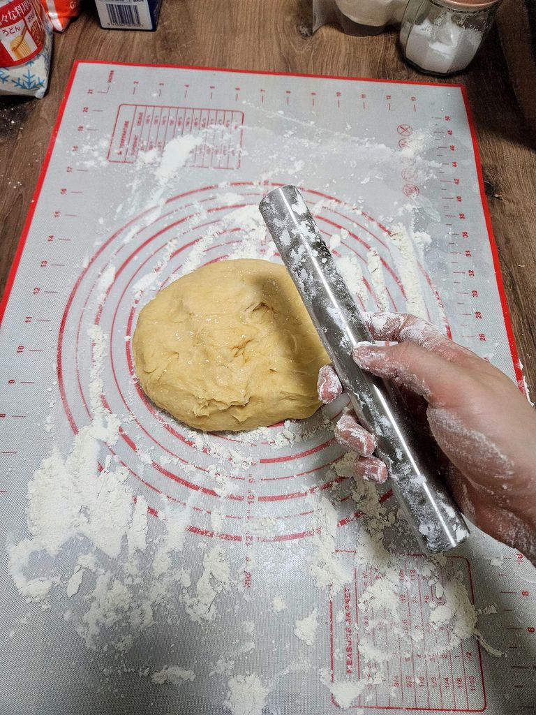 Floured surface prepared for kneading.